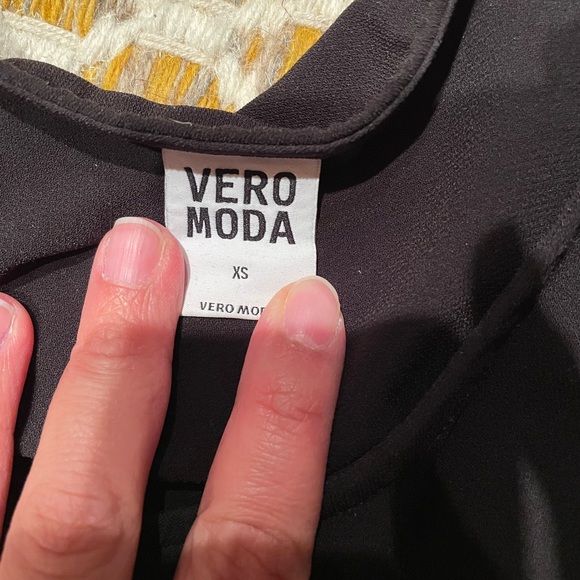 Vero Moda black with cute see through triangle at neckline. Size XS - Picture 3 of 3
